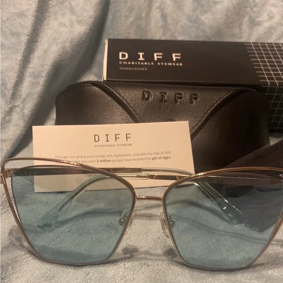 NWT Beautiful Gold Toned Clear Blue CatEye DIFF EYEWEAR  display picture 1